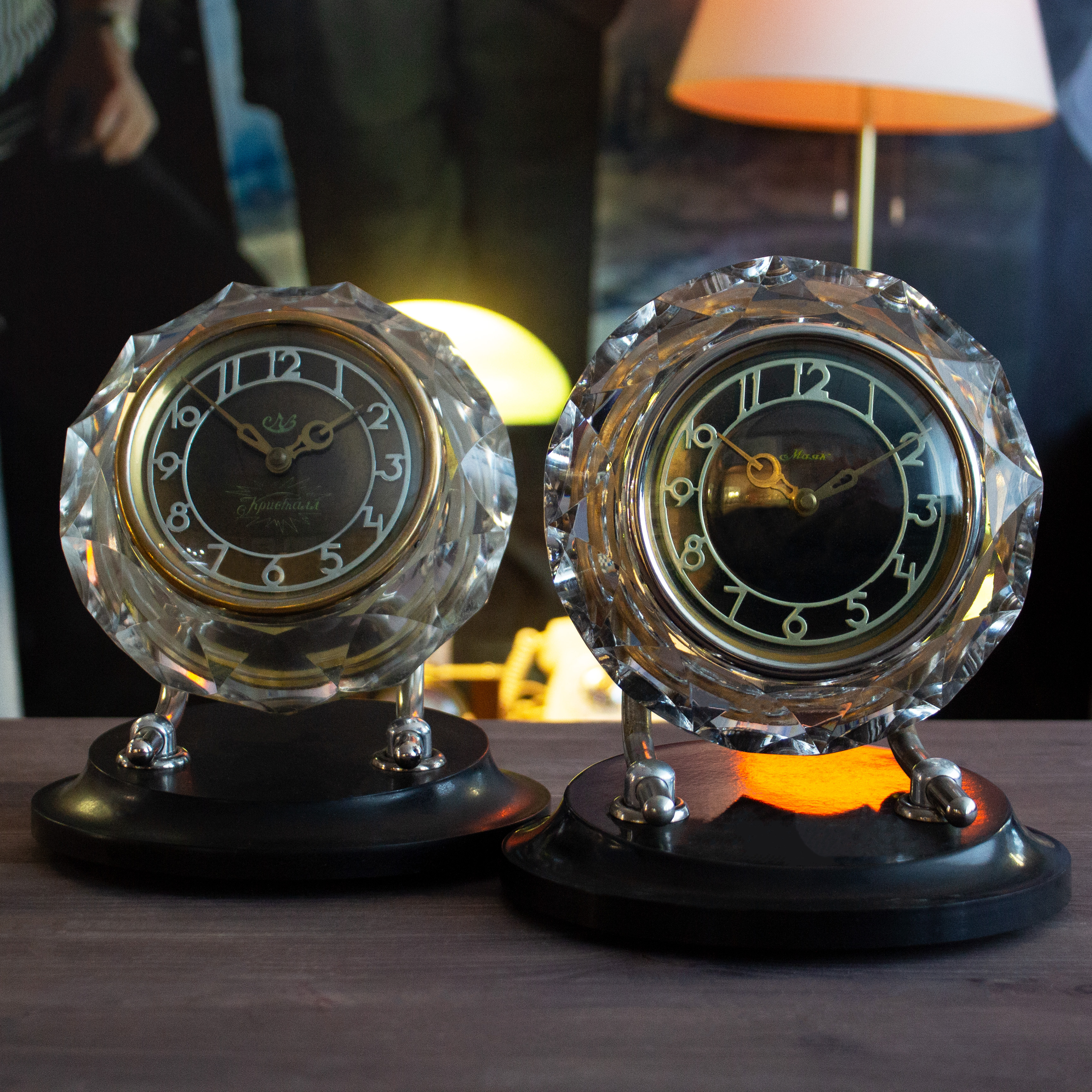 Часы crystal 3. Хрустальные часы. Часы с хрустальной подставкой. Часы в Хрустальном шаре 1953. Хрустальные часы Одесса.